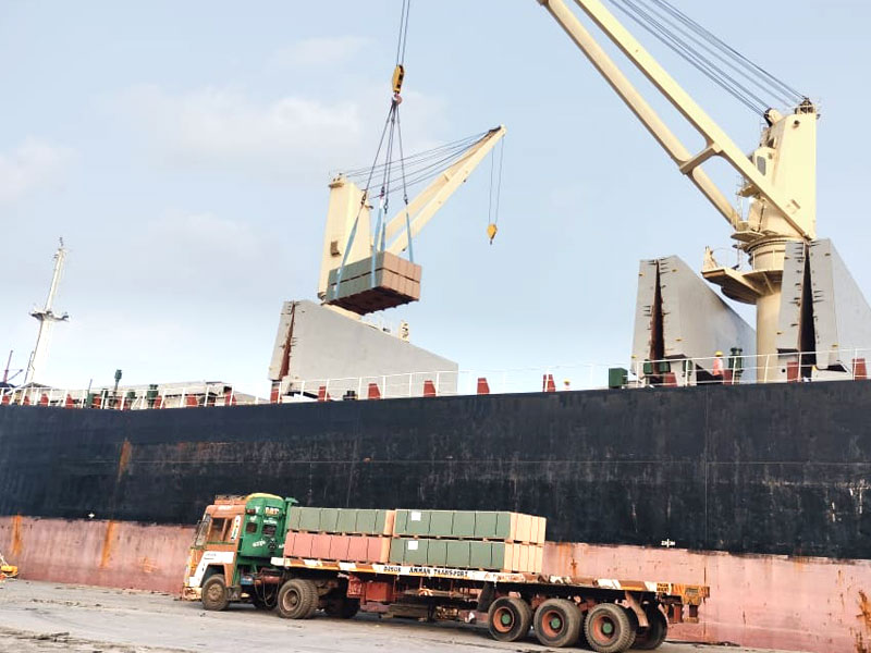 Cargo lashing and dunnage services for safe vessel loading and securing cargo in port